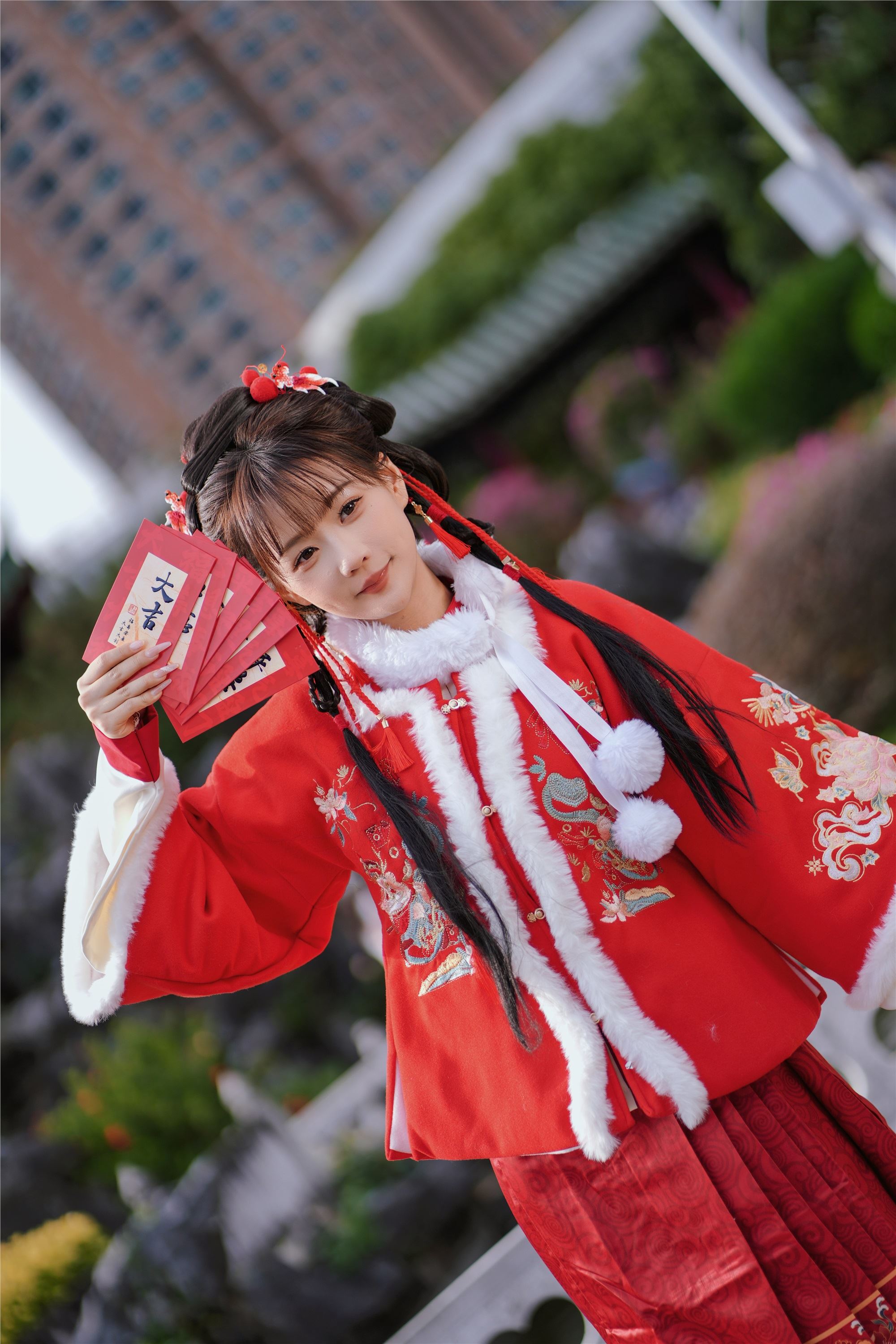 YITUYU艺图语 2025.01.31 红韵倩影 · 新年少女写真 甜心小鹿